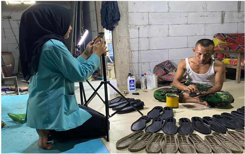 MAHASISWA KKN 154 UNS PERKUAT BRANDING UMKM DESA SUMBERAGUNG TEMBUS ERA DIGITAL DENGAN KATALOG ONLINE HINGGA PEMBAYARAN QRIS